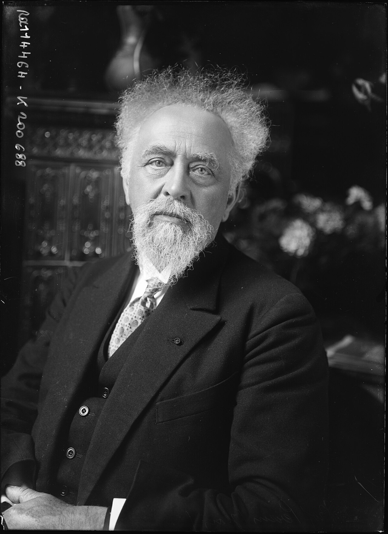 Portrait de Jean Perrin en 1926, barbe et cheveux blancs auréolés